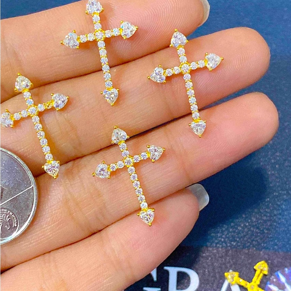 This is Pendant cross In diamond moissanite  In 18karat Gold